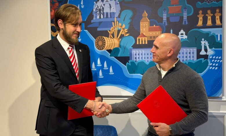 олова ГО «Українська фундація турботи та здоров'я» Андрій Скороход і мер Миколаєва Олександр Сєнкевич. Фото: Facebook Андрія Скорохода