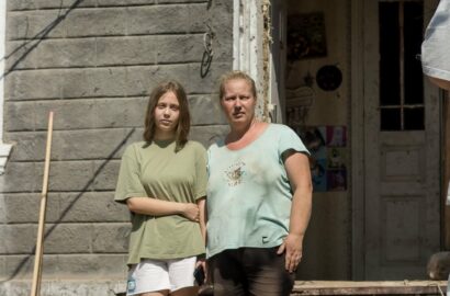 Лічені секунди врятували маму й доньку дрон рознес їхній будинок і вбив тварин: оголошено збір-допомога