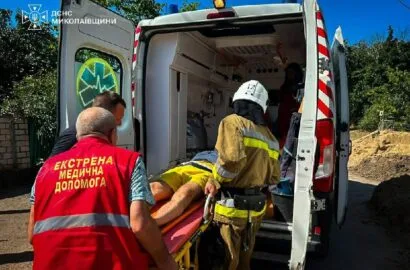 Рятувальники піднімають чоловіка з ями