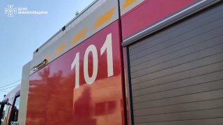 Пожежа автобуса у дворі ліцею в Миколаєві після падіння боєприпасів