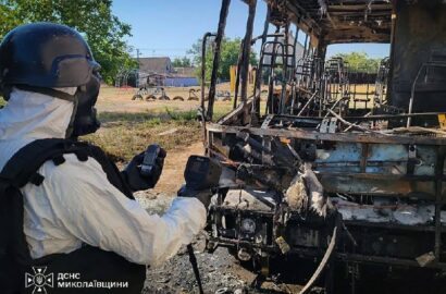 Пожежа автобуса у дворі ліцею в Миколаєві після падіння боєприпасів