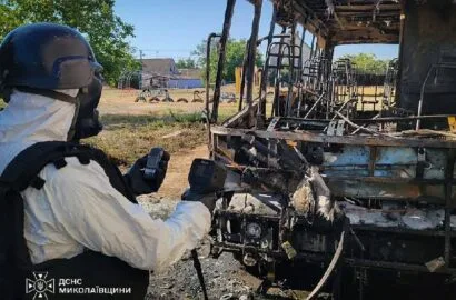Пожежа автобуса у дворі ліцею в Миколаєві після падіння боєприпасів