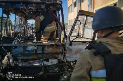 Пожежа автобуса у дворі ліцею в Миколаєві після падіння боєприпасів
