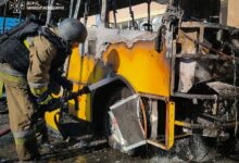 Пожежа автобуса у дворі ліцею в Миколаєві після падіння боєприпасів