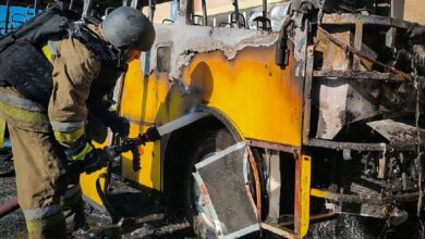 Пожежа автобуса у дворі ліцею в Миколаєві після падіння боєприпасів