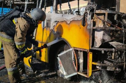 Пожежа автобуса у дворі ліцею в Миколаєві після падіння боєприпасів