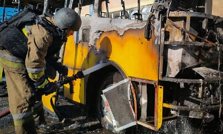 Пожежа автобуса у дворі ліцею в Миколаєві після падіння боєприпасів