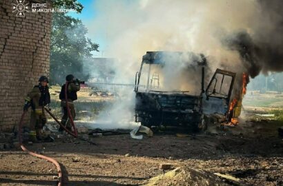 Пожежа автобуса у дворі ліцею в Миколаєві після падіння боєприпасів