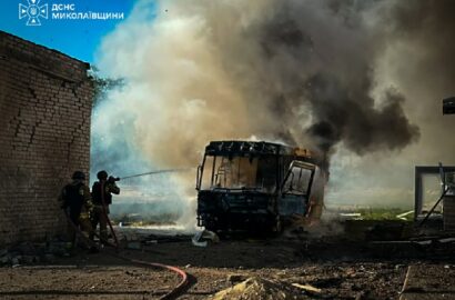 Пошкоджений ліцей і шкільний автобус після атаки дронів у Миколаєві
