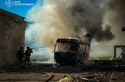 Пошкоджений ліцей і шкільний автобус після атаки дронів у Миколаєві