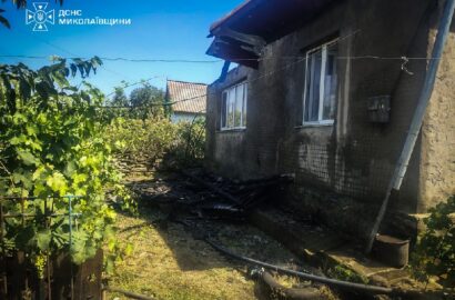 Пошкоджений ліцей і шкільний автобус після атаки дронів у Миколаєві