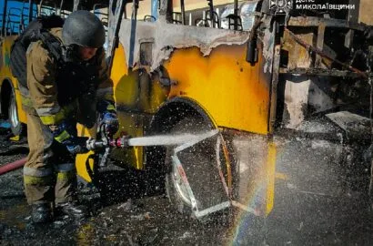 Пошкоджений ліцей і шкільний автобус після атаки дронів у Миколаєві