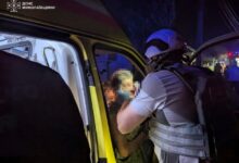 Рятувальники ліквідовують пожежу приватного будинку після обстрілу в Миколаєві