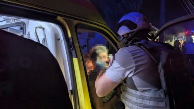 Рятувальники ліквідовують пожежу приватного будинку після обстрілу в Миколаєві