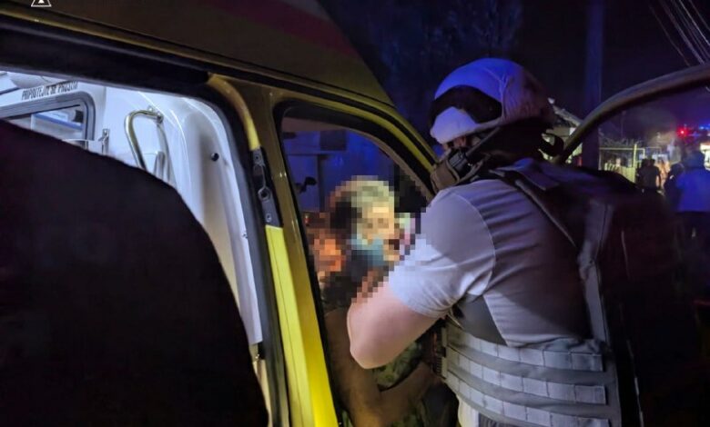 Рятувальники ліквідовують пожежу приватного будинку після обстрілу в Миколаєві