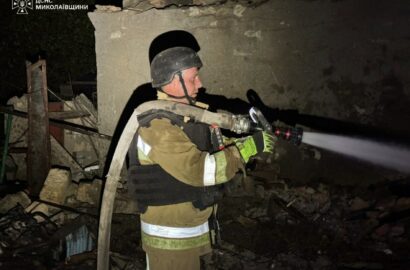 Рятувальники ліквідовують пожежу приватного будинку після обстрілу в Миколаєві