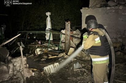 Рятувальники ліквідовують пожежу приватного будинку після обстрілу в Миколаєві