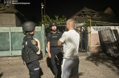 Рятувальники ліквідовують пожежу приватного будинку після обстрілу в Миколаєві