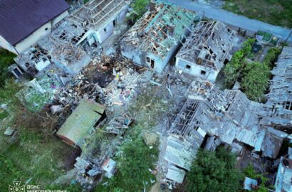 Рятувальники ліквідовують пожежу приватного будинку після обстрілу в Миколаєві