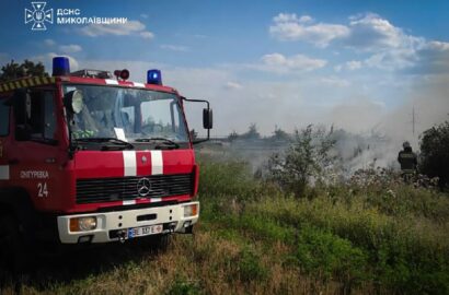 Рятувальники ліквідовують пожежі на Миколаївщині після атак і займань сухостою