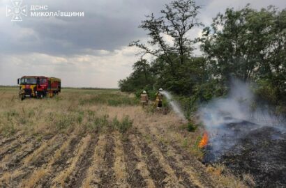 Ілюстративне зображення пожежі, яку ліквідовують рятувальники на Миколаївщині