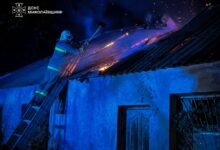 Наслідки пожежі на даху приватного будинку після атаки безпілотника у Снігурівці
