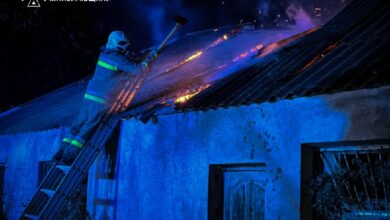 Наслідки пожежі на даху приватного будинку після атаки безпілотника у Снігурівці