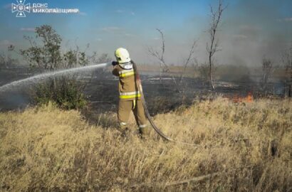 Наслідки пожежі на даху приватного будинку після атаки безпілотника у Снігурівці