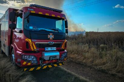 Наслідки пожежі на даху приватного будинку після атаки безпілотника у Снігурівці
