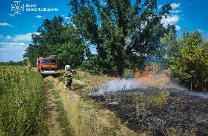 Наслідки пожежі на даху приватного будинку після атаки безпілотника у Снігурівці