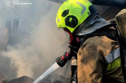 Рятувальники гасять пожежу очерету в мікрорайоні Ракетне Урочище у Миколаєві