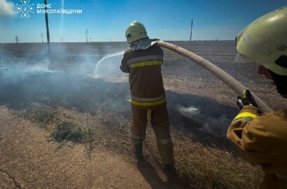 Рятувальники ліквідовують пожежі після атак і загорянь на Миколаївщині