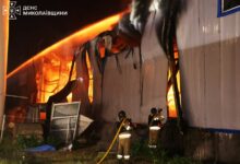 Пожежа на території підприємства харчової промисловості після ворожої атаки на Миколаївщині
