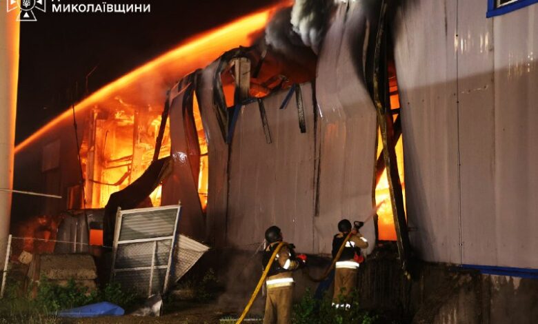 Пожежа на території підприємства харчової промисловості після ворожої атаки на Миколаївщині