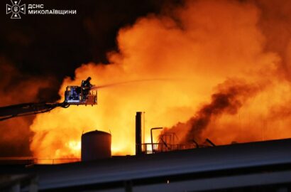 Пожежа на території підприємства харчової промисловості після ворожої атаки на Миколаївщині