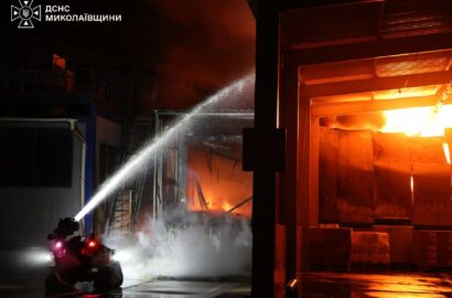 Пожежа на території підприємства харчової промисловості після ворожої атаки на Миколаївщині