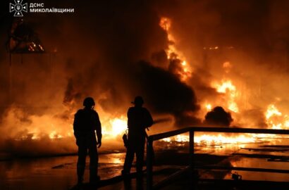 Пожежа на території підприємства харчової промисловості після ворожої атаки на Миколаївщині