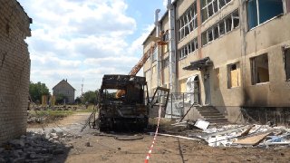 Комунальні служби ліквідовують наслідки удару безпілотника на території школи у Миколаєві