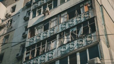 Комунальні служби та волонтери ліквідовують наслідки нічної атаки у Миколаєві