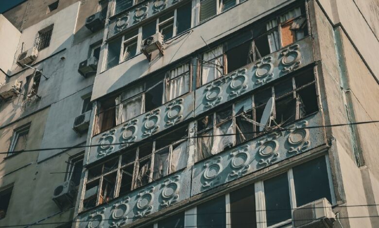 Комунальні служби та волонтери ліквідовують наслідки нічної атаки у Миколаєві