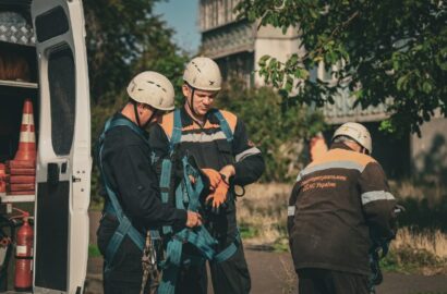 Комунальні служби та волонтери ліквідовують наслідки нічної атаки у Миколаєві