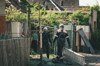 Комунальні служби та волонтери ліквідовують наслідки нічної атаки у Миколаєві