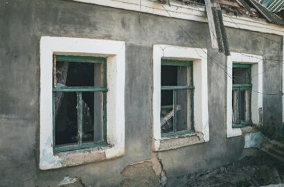 Комунальні служби та волонтери ліквідовують наслідки нічної атаки у Миколаєві