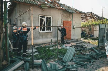 Комунальні служби та волонтери ліквідовують наслідки нічної атаки у Миколаєві