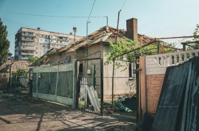 Комунальні служби та волонтери ліквідовують наслідки нічної атаки у Миколаєві