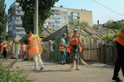 Комунальні служби та волонтери ліквідовують наслідки нічної атаки у Миколаєві