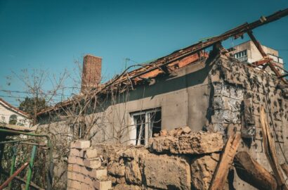 Комунальні служби та волонтери ліквідовують наслідки нічної атаки у Миколаєві