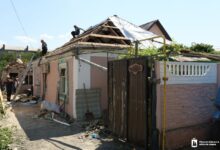 Міські служби обстежують пошкоджені обстрілом будинки у Миколаєві