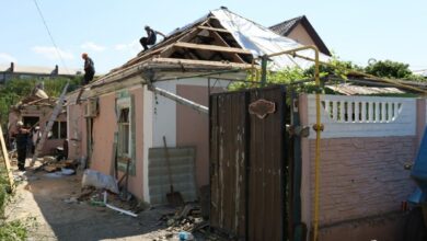 Міські служби обстежують пошкоджені обстрілом будинки у Миколаєві
