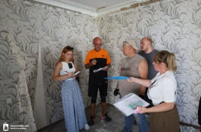Міські служби обстежують пошкоджені обстрілом будинки у Миколаєві